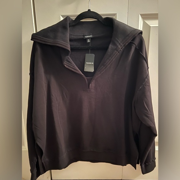 torrid Tops - NWT Fleece V-Neck Sweatshirt. Size 00.